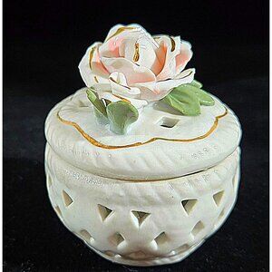 Beautiful porcelain roses trinket box cachet pot  3"